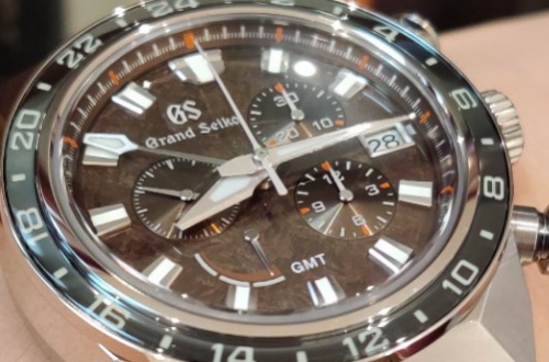 冠蓝狮皮表带款式的手表，在专卖店里的款式多不多？