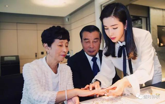 我能想到44岁女人最美的样子,大概就是李冰冰这样