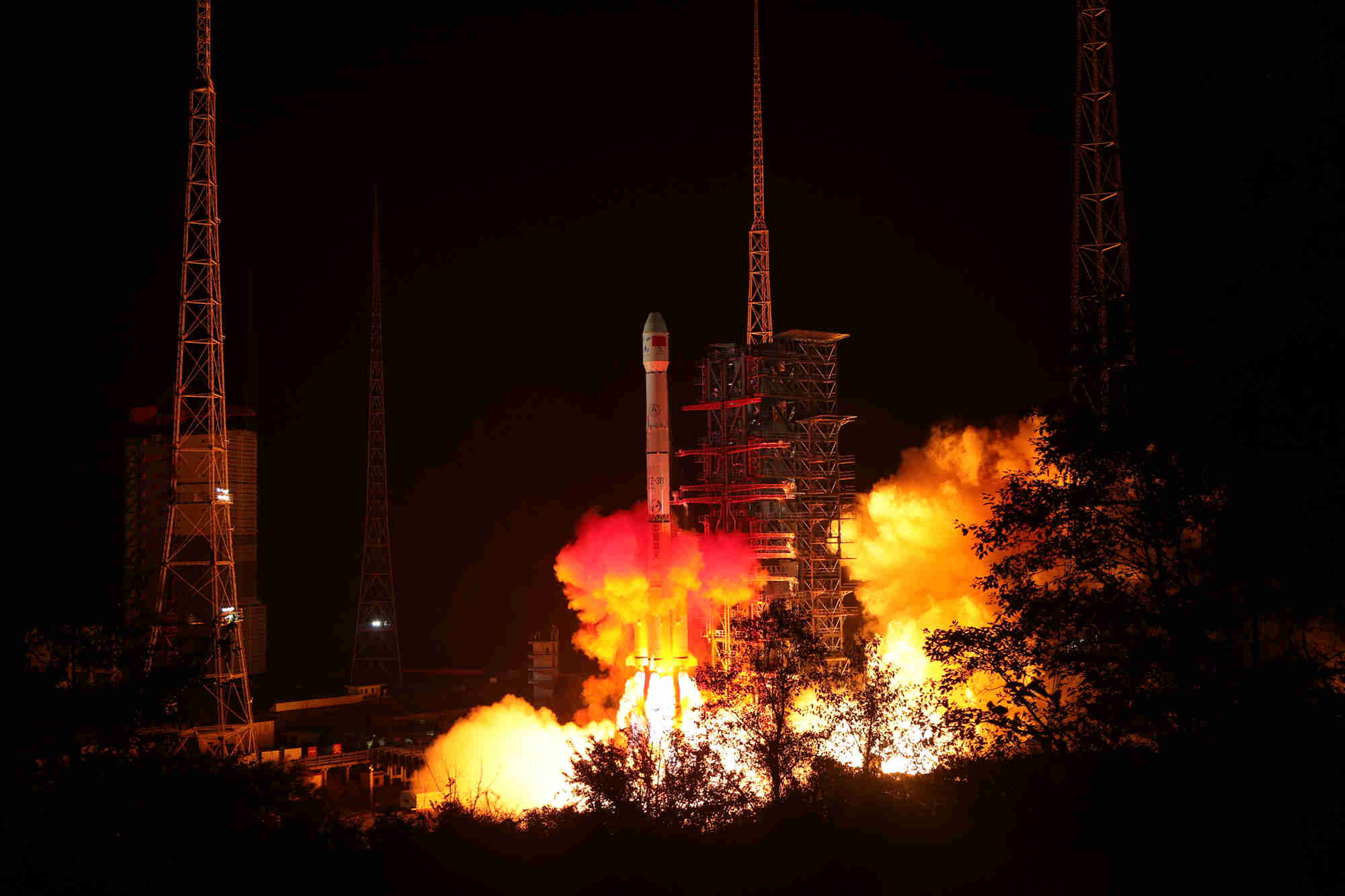 嫦娥四号任务探测器升空！TAG Heuer泰格豪雅助力中国探月工程探索月背之谜