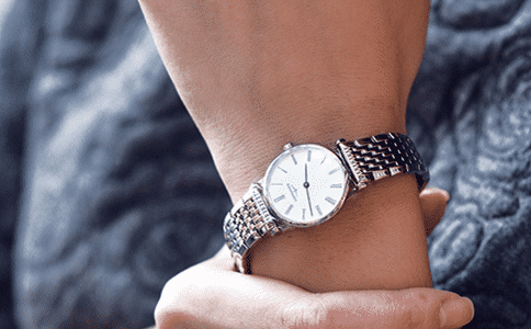 女生戴手表应该戴在哪只手上？
