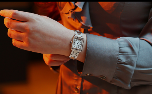 卡地亚女式手表 是准确计时工具，亦是华丽腕饰珠宝