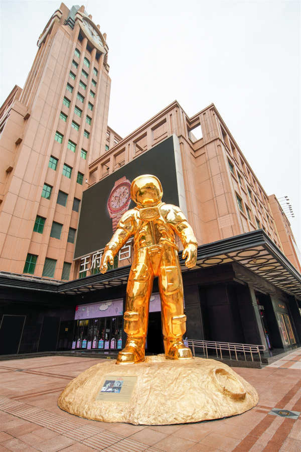 欧米茄金色宇航员巨型雕塑展于北京王府井揭幕