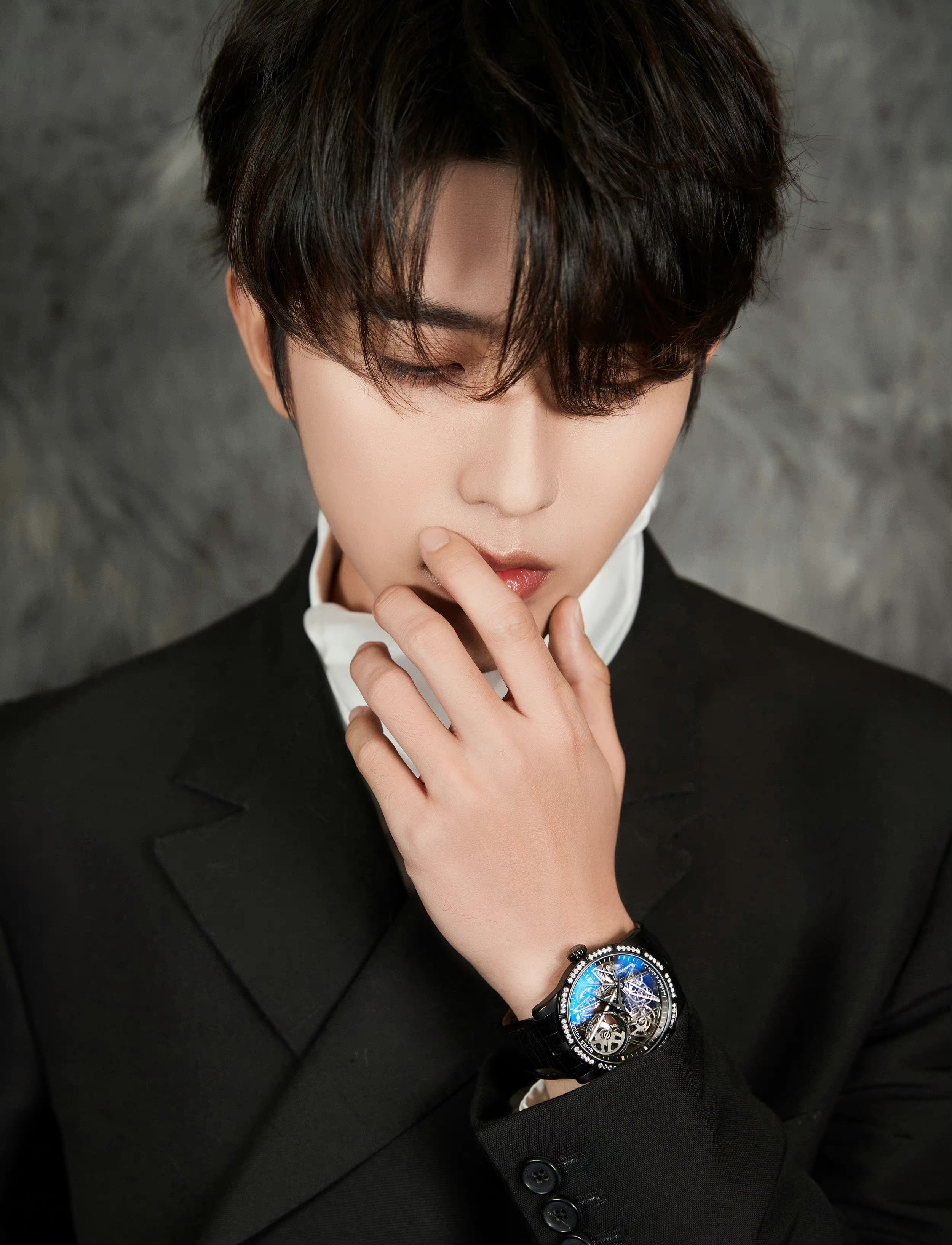 非凡个性 无界魅力 蔡徐坤佩戴 Roger Dubuis 罗杰杜彼腕表