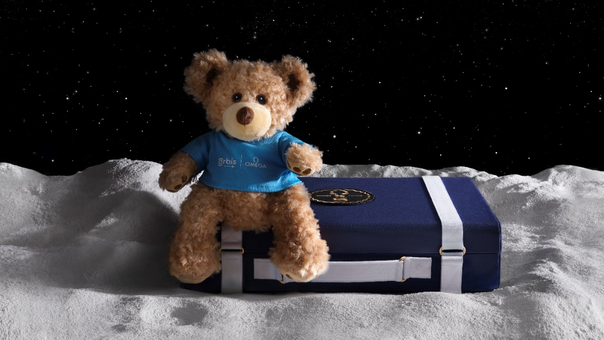 欧米茄将于苏富比拍卖11套MoonSwatch “Mission to Moonshine Gold”腕表手提箱套装 为国际奥比斯组织筹集善款