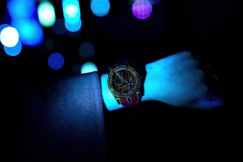 暗夜王者 分秒闪耀 罗杰杜彼ROGER DUBUIS 王者系列霓虹腕表化身“暗夜焦点”