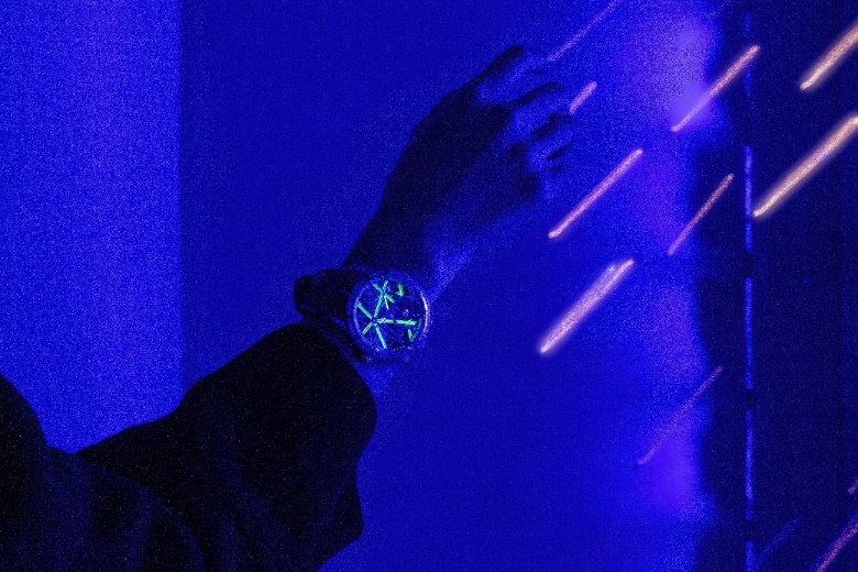 暗夜王者 分秒闪耀 罗杰杜彼ROGER DUBUIS 王者系列霓虹腕表化身“暗夜焦点”