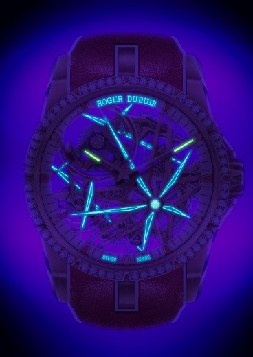 暗夜王者 分秒闪耀 罗杰杜彼ROGER DUBUIS 王者系列霓虹腕表化身“暗夜焦点”