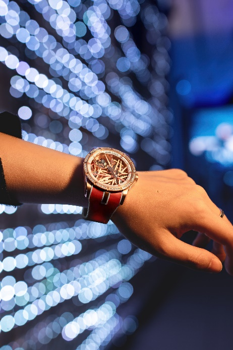 暗夜王者 分秒闪耀 罗杰杜彼ROGER DUBUIS 王者系列霓虹腕表化身“暗夜焦点”