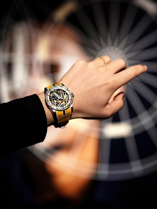 暗夜王者 分秒闪耀 罗杰杜彼ROGER DUBUIS 王者系列霓虹腕表化身“暗夜焦点”